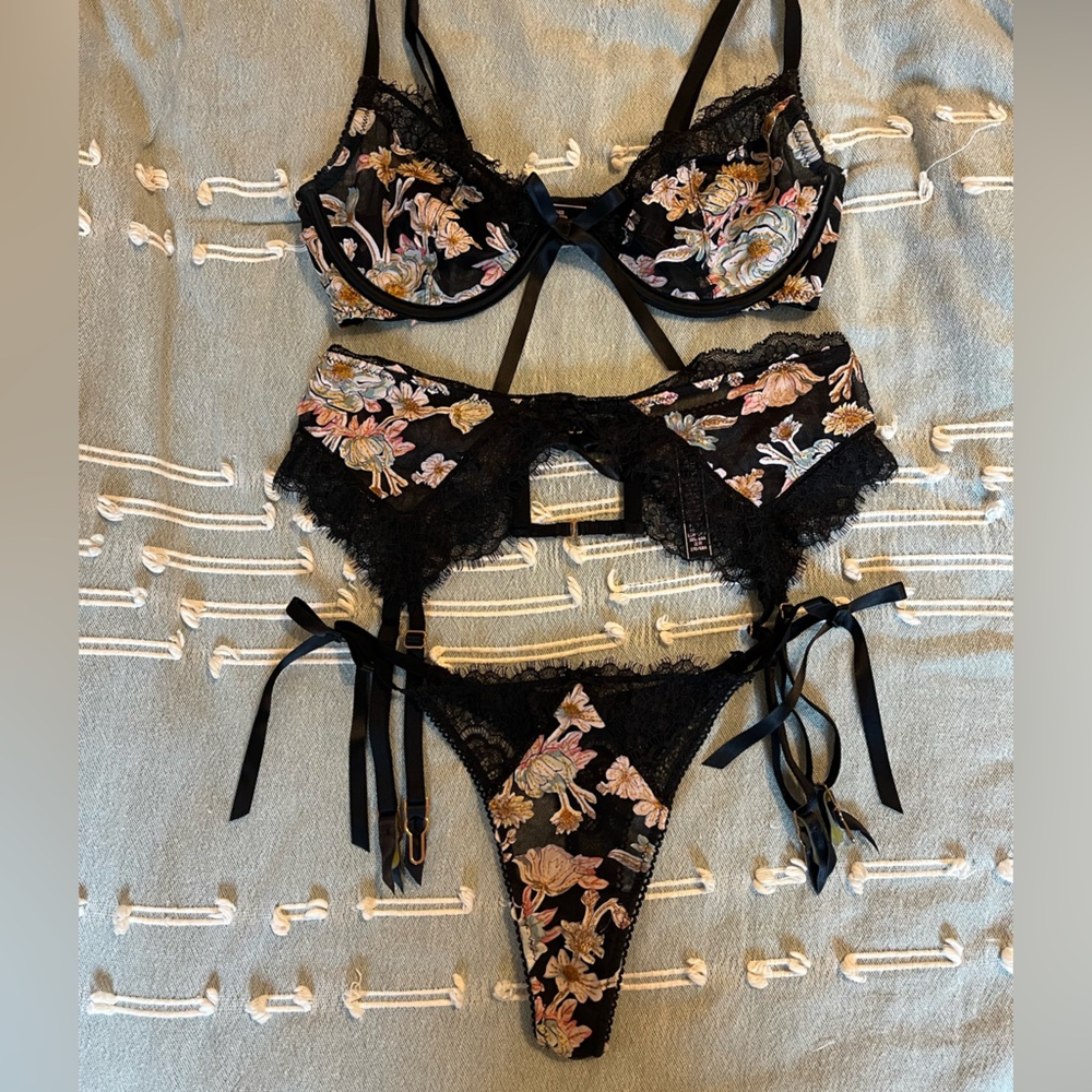 Victoria’s Secret Dream Angels Floral Embroidered Lingerie Set - Picture 12 of 12